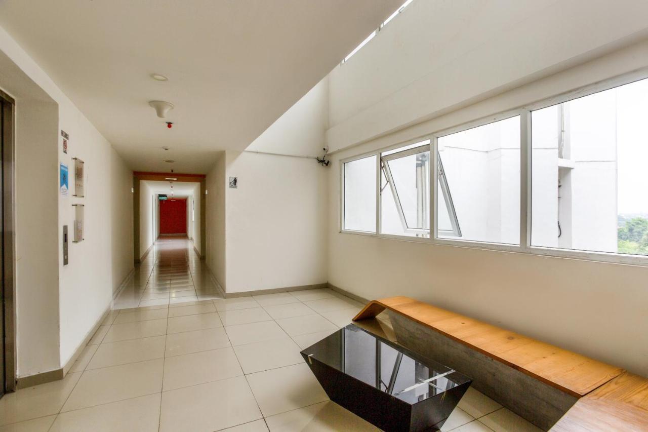 Oyo 3247 Afira Rooms Aeropolis Tangerang Extérieur photo